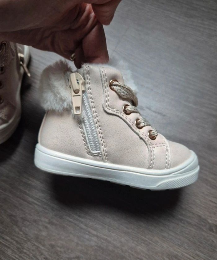 Magnifiques bottines fourrées neuve avec étiquette taille 18 - photo numéro 3
