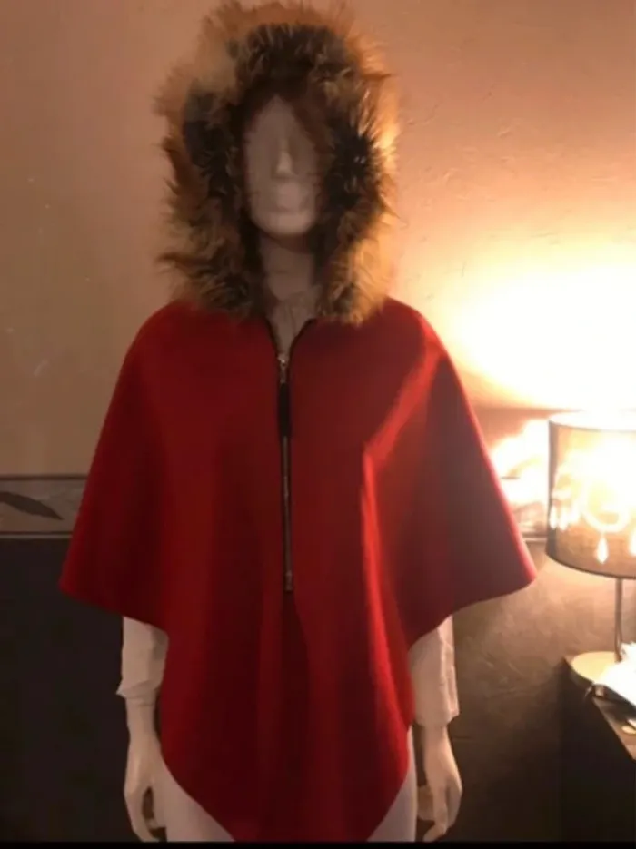 Poncho rouge avec sa fourrure