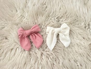 Lot 2 pinces/barrettes / en coton côtelé / 1 rose et 1 blanche