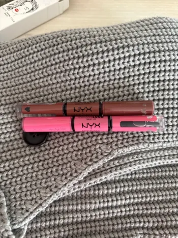 Rouge à lèvres et gloss 2 en 1 neuf