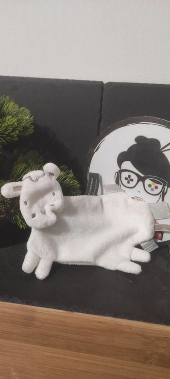 Doudou mouton plat blanc étiquettes rubans orchestra premaman gris