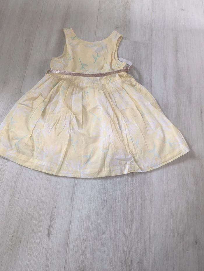 Très jolie robe jaune pâle