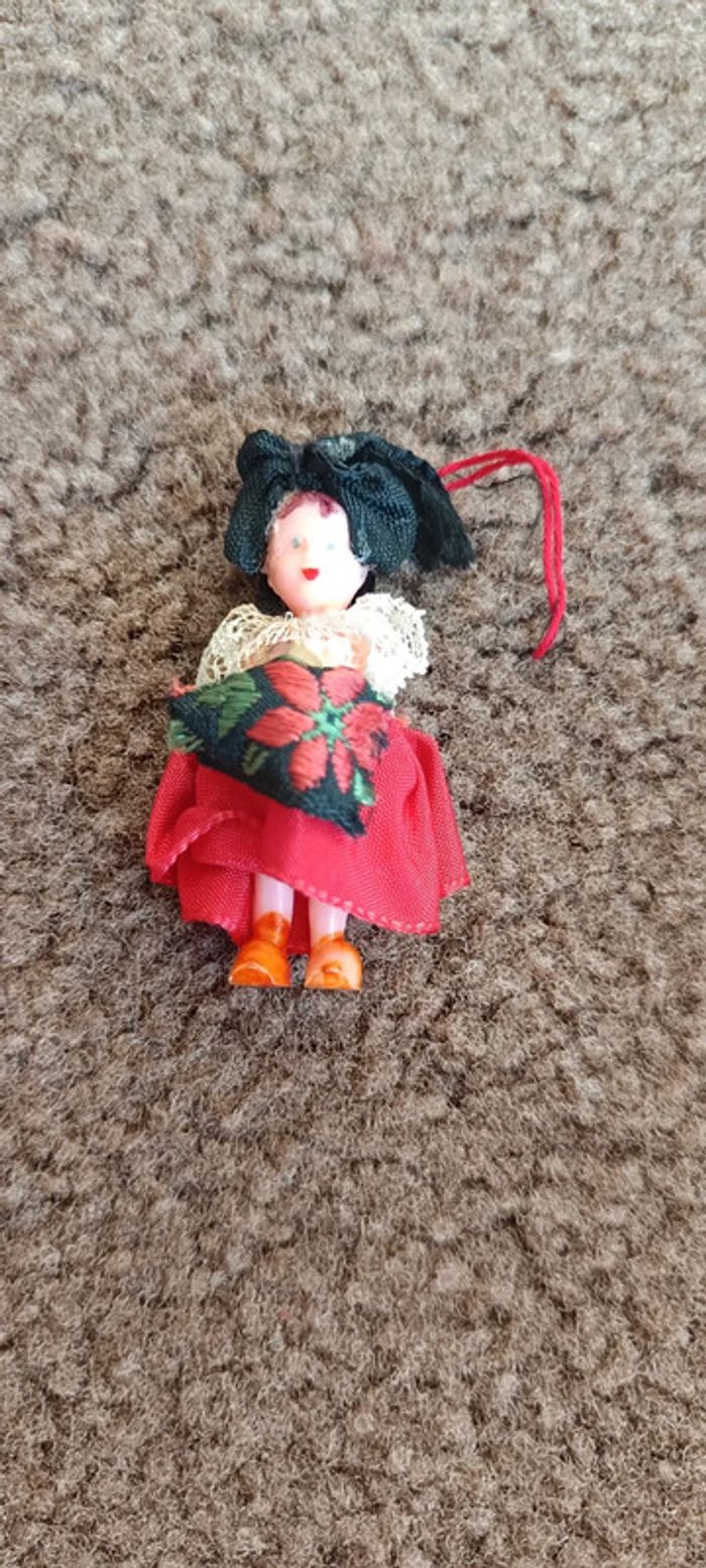 Mini poupée folklorique