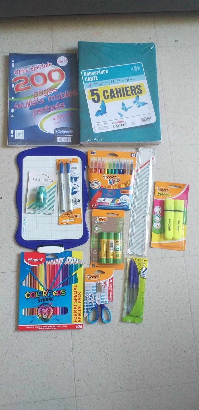 Lot fournitures scolaires