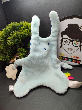 Doudou plat Lapin bleu clair rayure blanc anneau dentition Oxybul Ebulobo Marine