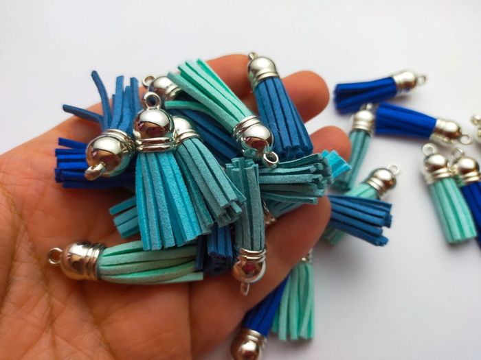 25 à 30 pompon glands bleu pour bijoux Lot n°1900 - photo numéro 2