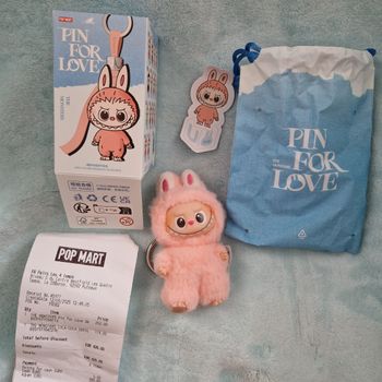 Labubu popmart Pin for love lettre U