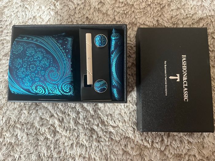 COFFRET ENSEMBLE CRAVATE bleu de chez FASHION & CLASSIC - Coffret à offrir - Coloris bleu et argenté -  l'ensemble comprenant 1 cravate bleue  + 2 boutons de manchette bleu et métal argenté + 1 pince à cravate argenté. - photo numéro 2