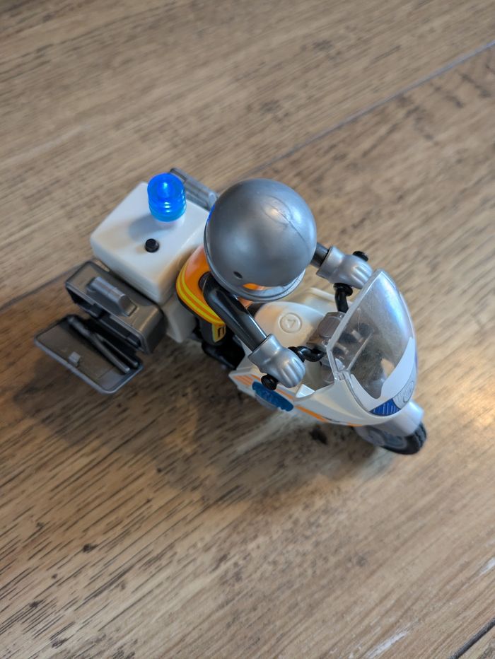 Urgentiste en moto playmobil 70051 - photo numéro 2