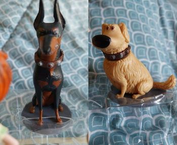 Figurines chien Doug et Alpha Doberman Là-Haut Pixar Up Disney Store Coffret deluxe