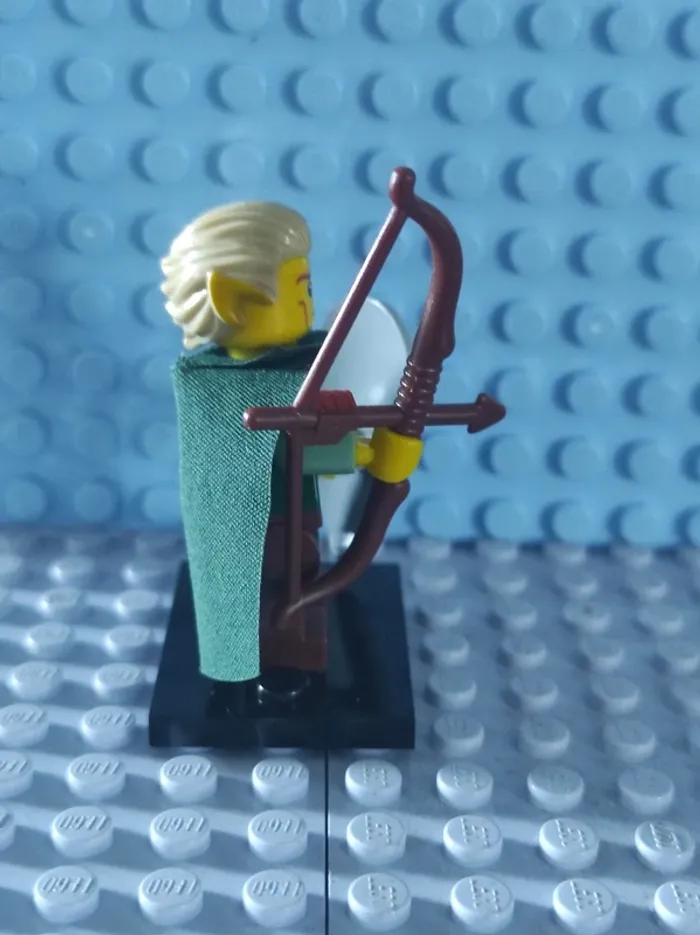Minifig LEGO Elf, Series 3 (Complete Set with Stand and Accessories) col03-9 E10 - photo numéro 4