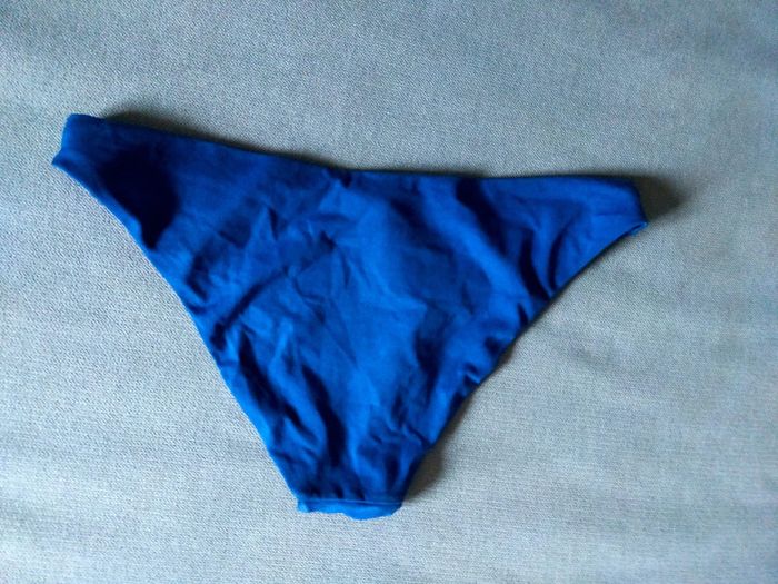 as de maillot de bain bleu velours – Taille 36 – 1 seul exemplaire disponible - photo numéro 2