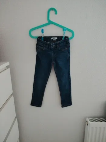Jeans neuf taille 4 ans