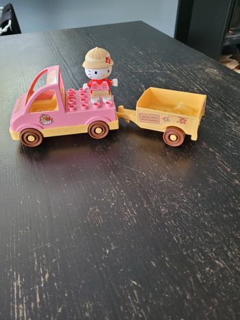 Gros lego Hello Kitty avec sa voiture