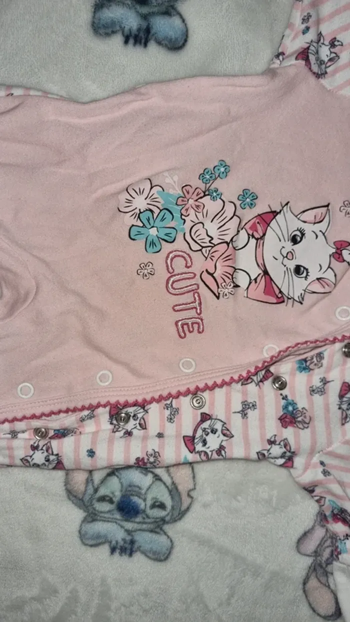 Pyjama Disney 1 mois en bon état - photo numéro 4