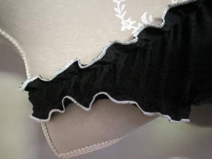 Robe noire à liseré blanc - photo numéro 3