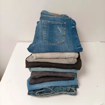 Lot 9 pantalons femme T36/38 dont jeans, bermudas, salopette denim LOT036