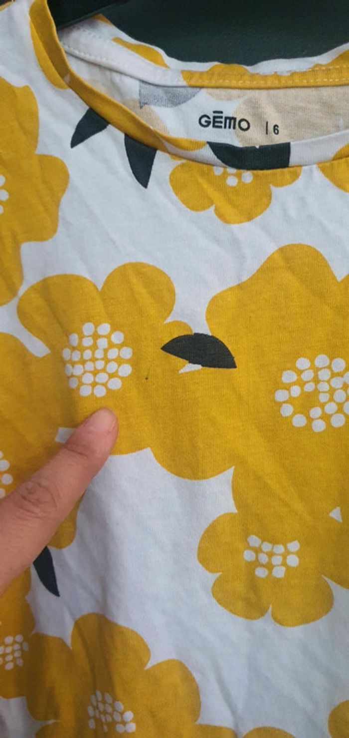 T-shirt fleurs jaunes. 6ans - photo numéro 3