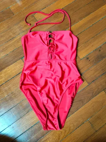 Maillot de bain rouge croisé devant