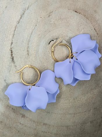 Grosses boucles acier inoxydable et pétales acryliques violettes