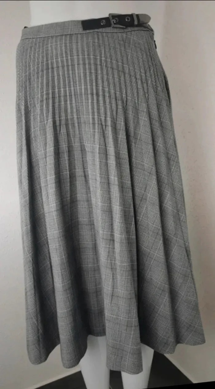 Jupe J Caro marque morgan taille 38 63% polyester 33% viscose 4% élasthanne neuf avec étiquette