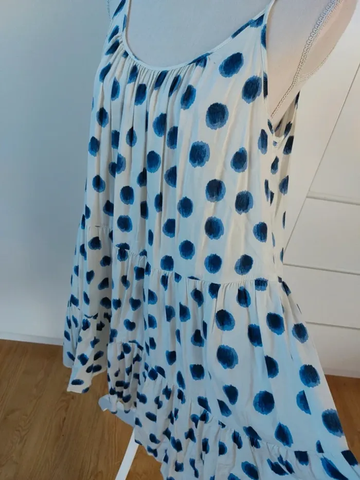 Jolie robe à bretelles volantée à pois - photo numéro 3