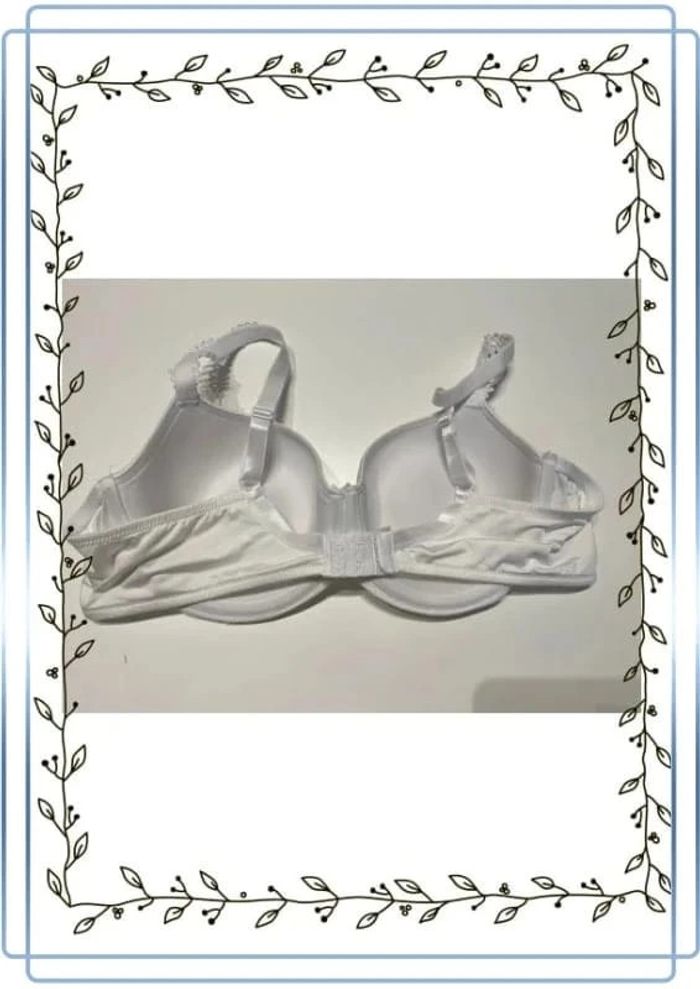 Soutien gorge blanc Vania, taille 110B, bon état mais deux toutes petite taches marron à droite - photo numéro 2