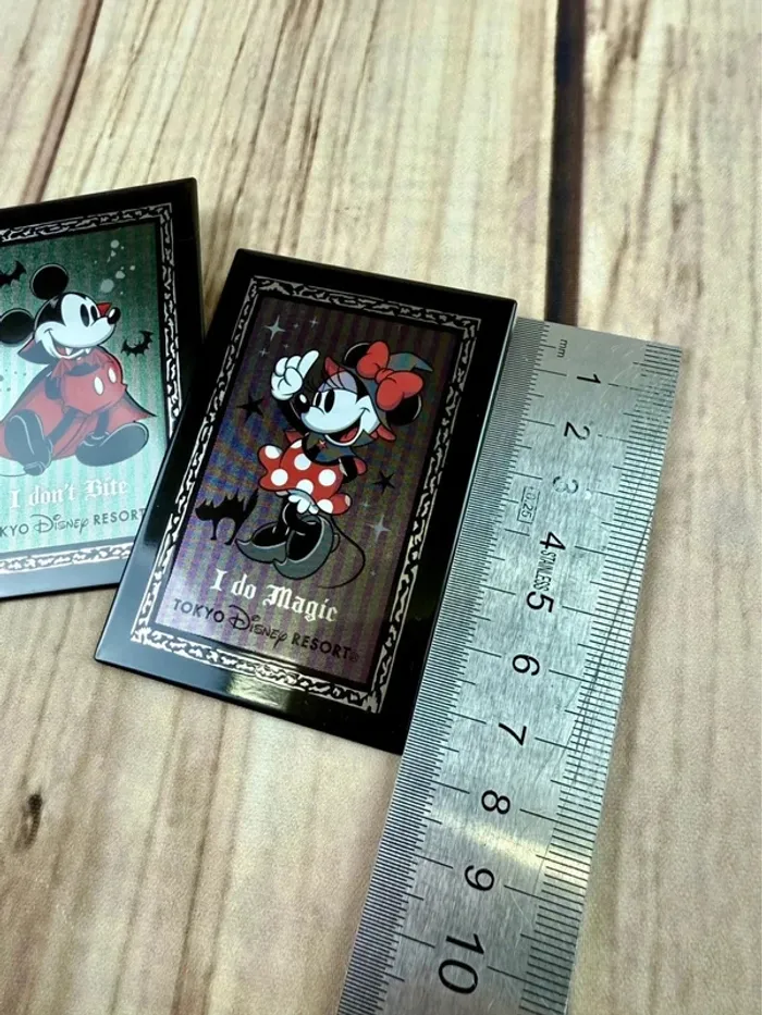 Lot de 2 badges Disney Halloween Mickey & Minnie Vampires Tokyo Disneyland - photo numéro 10