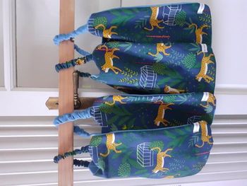 Bavoirs - Lot de 4 Serviettes de cantine maternelle élastiquées: Jungle jaguar bleu (R4/2025)