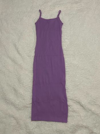 Robe violette mi-longue
