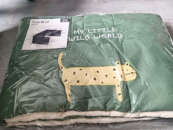 Contour de lit neuf avec étiquette dans son emballage