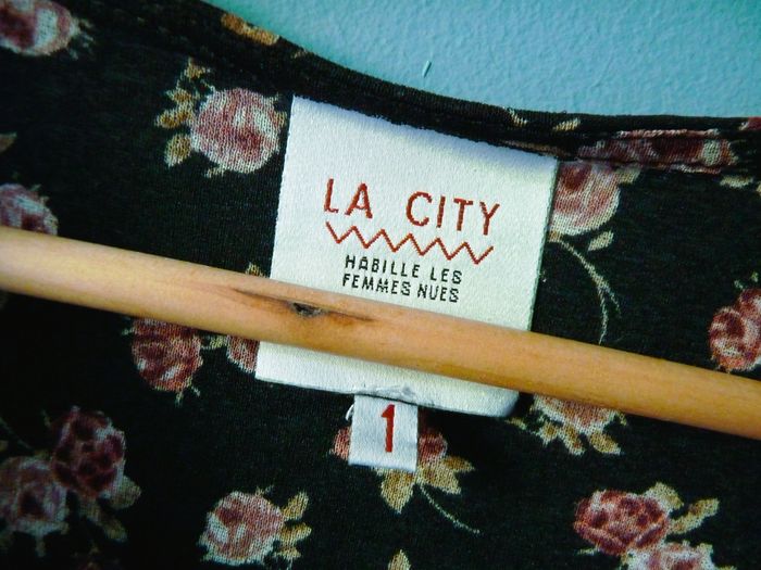 t-shirt femme S 36 La city mousseline voile noir imprimé manches courtes TBE - photo numéro 2
