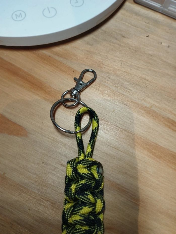 Porte clé en paracorde fait main jaune et noir - photo numéro 3