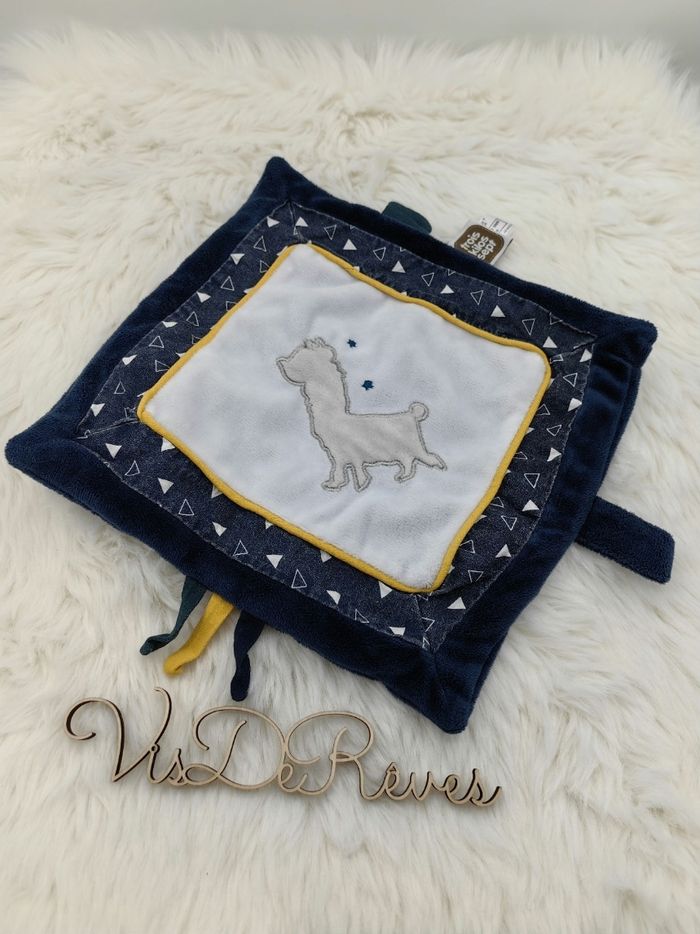 Doudou plat carré Lama bleu blanc jaune triangles Trois Kilos Sept