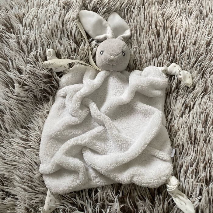Doudou lapin plat kaloo blanc plume