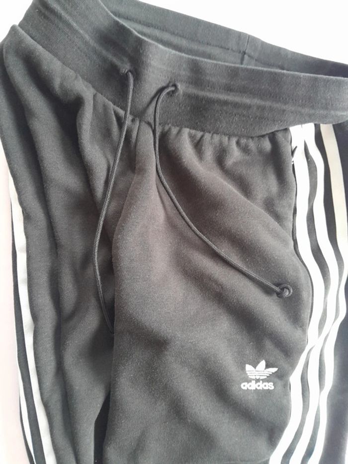 Très beau pantalon de jogging adidas - photo numéro 7