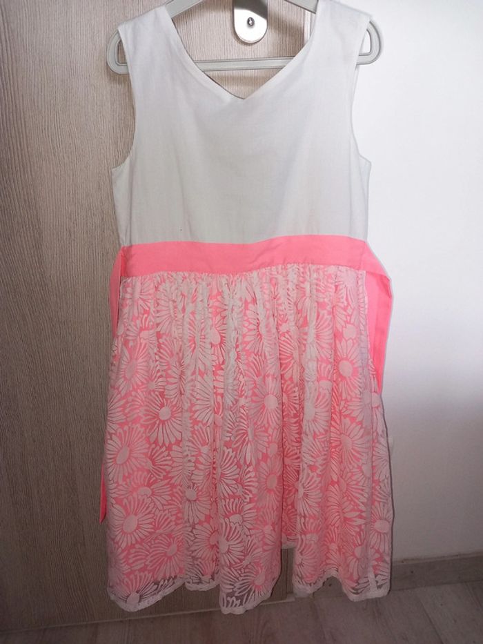 Très Jolie robe rose fluo et blanche 8ans