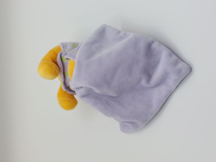 Peluche doudou Winnie l’ourson mouchoir Pooh abeille DISNEY mauve luminescent - photo numéro 5