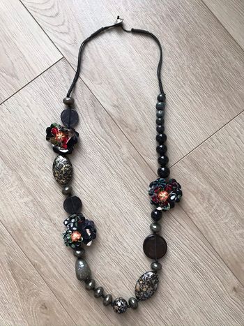 Collier long noir avec fleurs en tissu