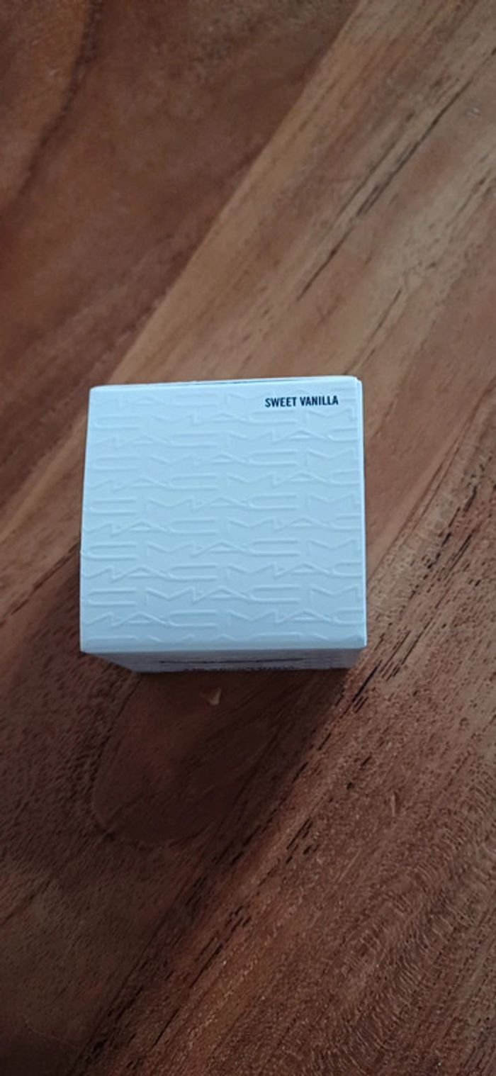 lip scrubtious gommage levres vanille.  Mac cosmetics - photo numéro 3