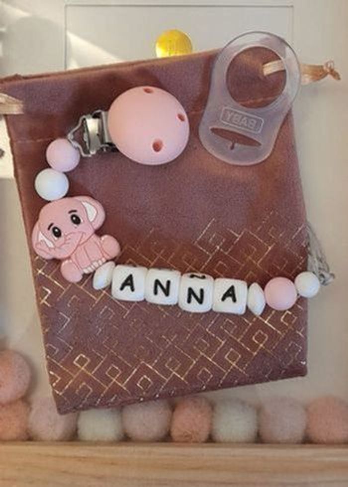Attache tétine personnalisé avec adaptateur et pochette cadeau