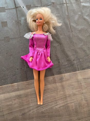Barbie avec tenue et boucles d’oreilles