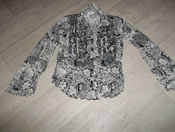 Chemisier 1.2.3. blanc et noir voile fleuri et froufrous taille 38/40 TBE