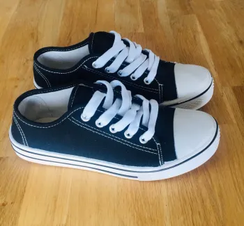 Baskets noires et blanches
