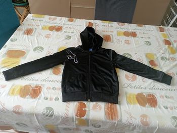 Veste zippée manches longues noir avec capuche IFX Wear 6 ans 5€ neuf 