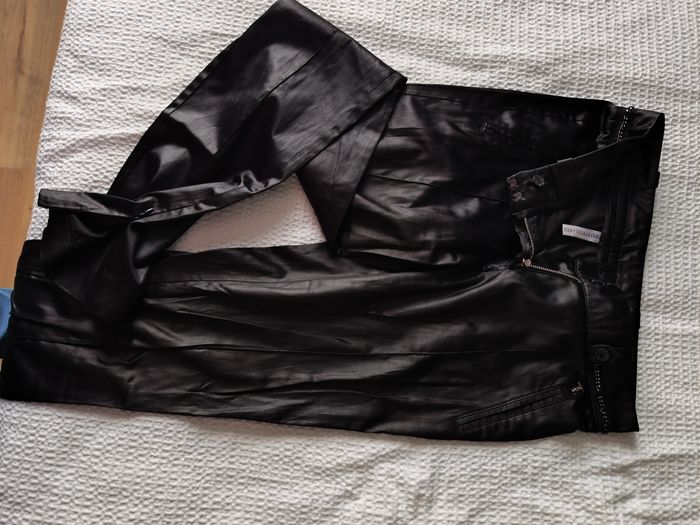 Pantalon noir légèrement brillant. T 42. Coton et polyester. - photo numéro 4