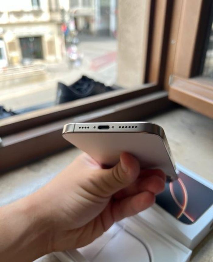 Une iphone seize - photo numéro 2
