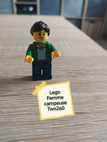 Lego minifig femme campeuse twn260
