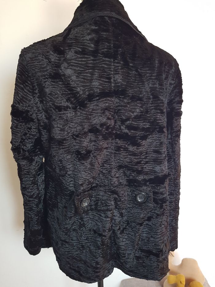 Manteau court noir, aspect fausse fourrure. C&A. Taille XL 44, 56cm aux aisselles, 66cm de haut. - photo numéro 4