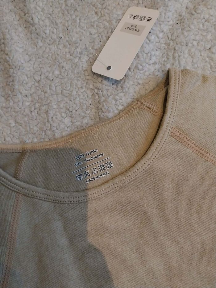 T-shirt et legging taille s/m neuf - photo numéro 3